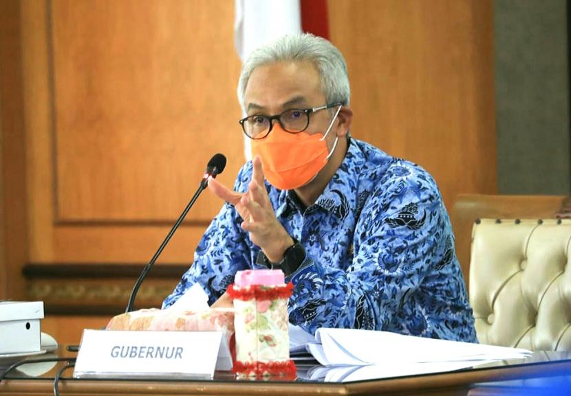 Gubernur Jawa Tengah, Ganjar Pranowo dalam sebuah kesempatan memimpin rapat penanganan Covid-19 di kantor Gubernuran, di Semarang, Senin (16/11). Berdasarkan data Satgas Penanganan Covid-19, kenaikan tertinggi kasus Covid-19 pada pekan ini terjadi di Provinsi Jawa Tengah. (ilustrasi) 