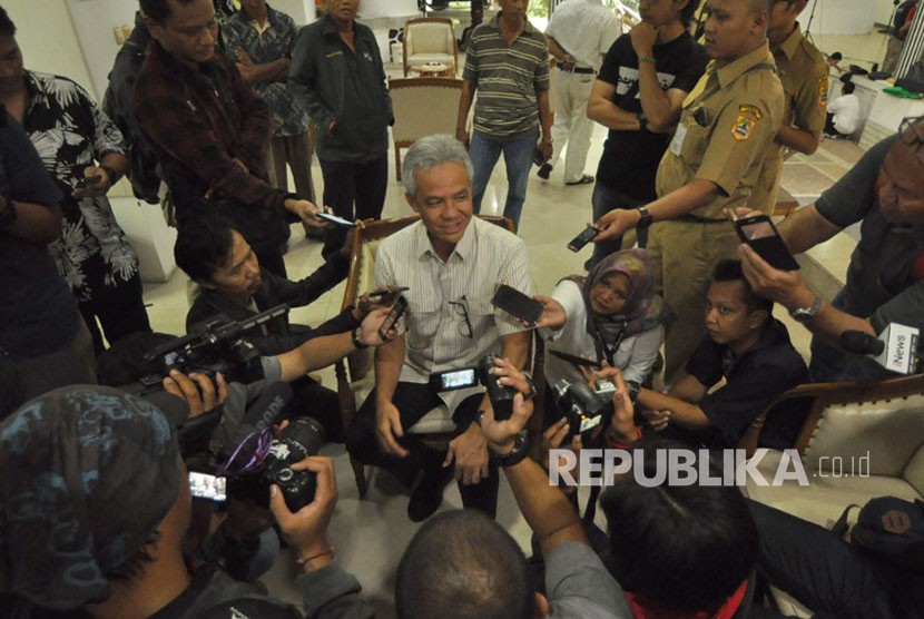 Gubernur Jawa Tengah, Ganjar Pranowo dalam sesi wawancara di rumah dinas Puri Gedeh, Semarang, Jawa Tengah, Senin (8/1).