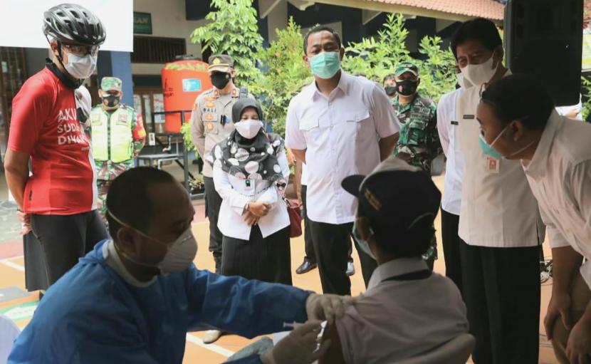 Gubernur Jawa Tengah Ganjar Pranowo dan Wali Kota Semarang Hendrar Prihadi meninjau pelaksanaan vaksinasi Covid-19 untuk anak usia 12 hingga 17 tahun, yang dipisatkan di SMPN 3 Semarang, Rabu (14/7).