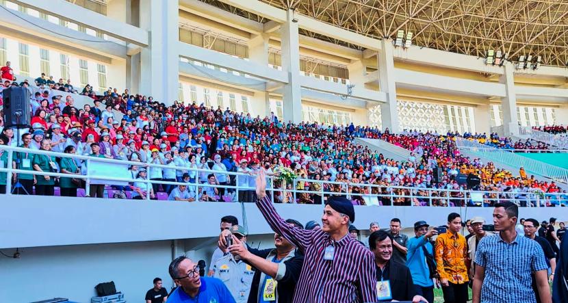  Gubernur Jawa Tengah Ganjar Pranowo di acara Hari Lanjut Usia di Stadion Manahan Solo, Kamis (20/7/2023).