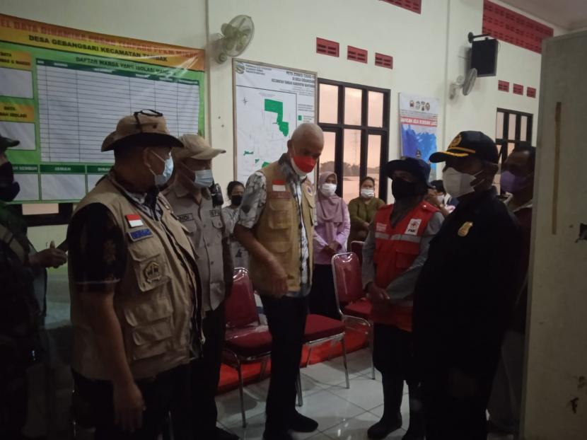 Gubernur Jawa Tengah, Ganjar Pranowo didampingi Bupati Banyumas Achmad Husein mengecek pengungsi musibah banjir, di Desa Gebangsari, Kecamatan Tambak, Kabupaten Banyumas, pada Rabu (16/3/22) malam.