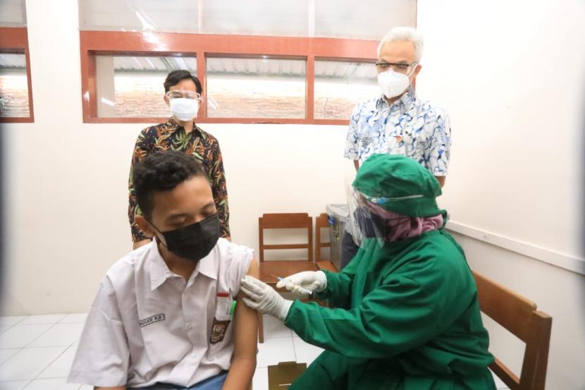 Gubernur Jawa Tengah, Ganjar Pranowo, didampingi Wali Kota Solo, Gibran Rakabuming Raka meninjau langsung pelaksanaan vaksinasi Covid-19 bagi pelajar berusia 12-17 tahun di SMA Negeri 3 Solo, Rabu (4/8). 