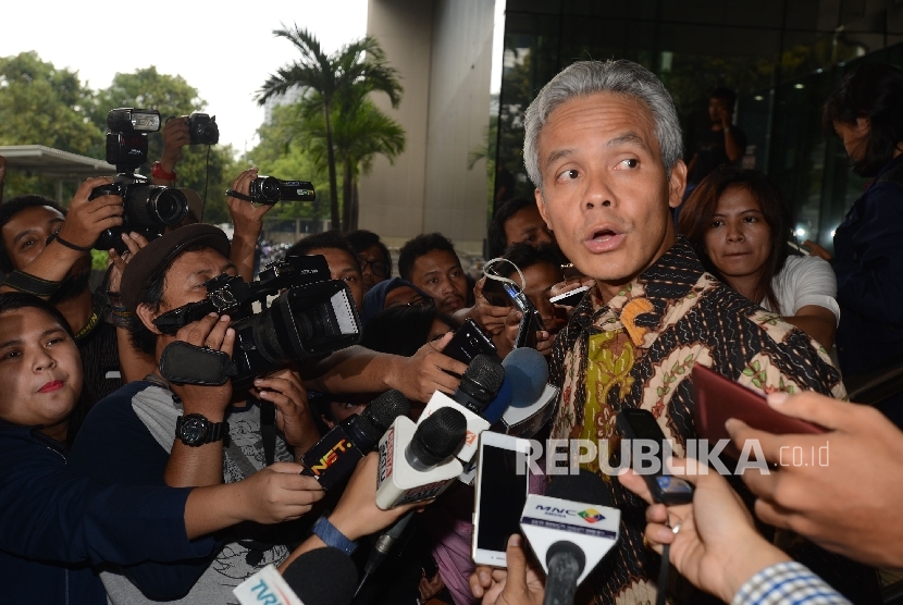  Gubernur Jawa Tengah Ganjar Pranowo dimintai keterangan oleh awak media seusai menjalani pemeriksaan di gedung Komisi Pemberantasan Korupsi (KPK), Jakarta, Rabu (7/12). 