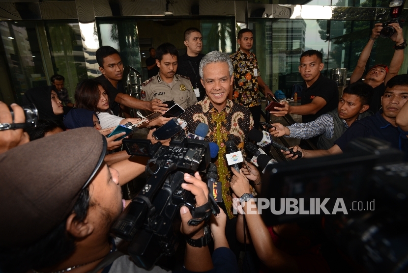  Gubernur Jawa Tengah Ganjar Pranowo dimintai keterangan oleh awak media seusai menjalani pemeriksaan di gedung Komisi Pemberantasan Korupsi (KPK), Jakarta, Rabu (7/12). 