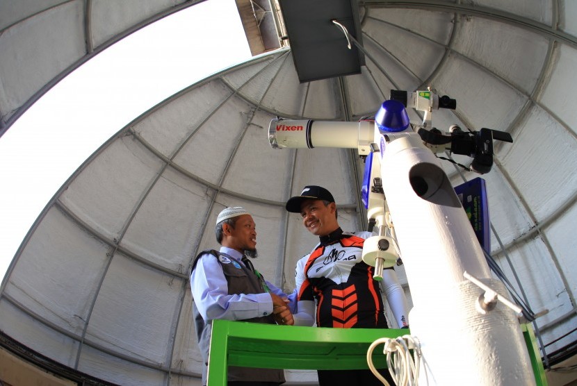 Gubernur Jawa Tengah, Ganjar Pranowo (kanan) bersiap menggunakan teleskop untuk mengamati proses gerhana matahari di observatorium Ponpes Assalam, Sukoharjo. (Ilustrasi)