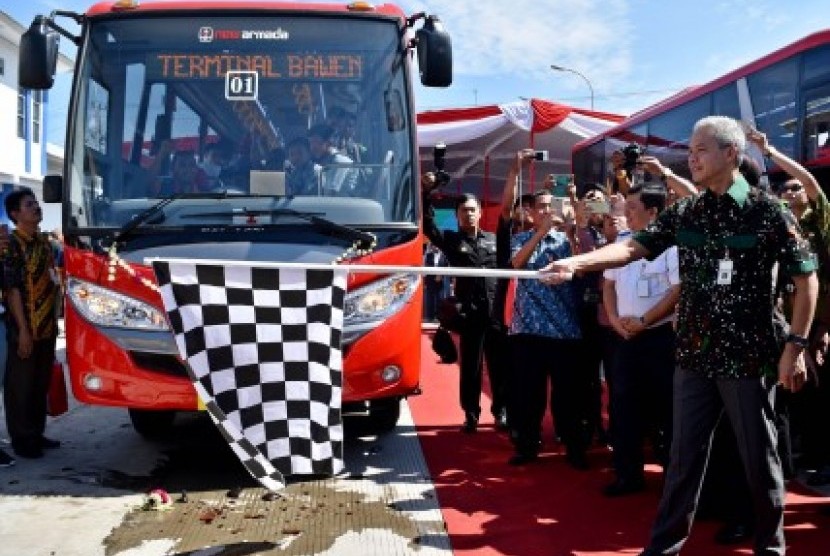 Gubernur Jawa Tengah Ganjar Pranowo (kanan) meluncurkan pengoperasian bus rapid transit (BRT) Aglomerasi TransJateng di Terminal Bus Bawen, Kabupaten Semarang, Jawa Tengah, Jumat (7/7). 