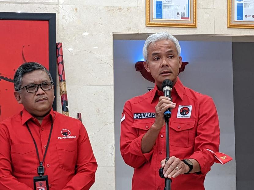 Gubernur Jawa Tengah Ganjar Pranowo (kanan) usai memberikan klarifikasi terkait pernyataannya yang mengaku siap menjadi calon presiden (capres) di Kantor DPP PDIP, Jakarta, Senin (24/10).