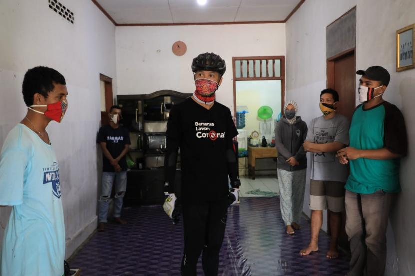 Gubernur Jawa tengah Ganjar Pranowo (kaos hitam) ketika kunjungi asrama mahasiswa Aceh di Kota Semarang