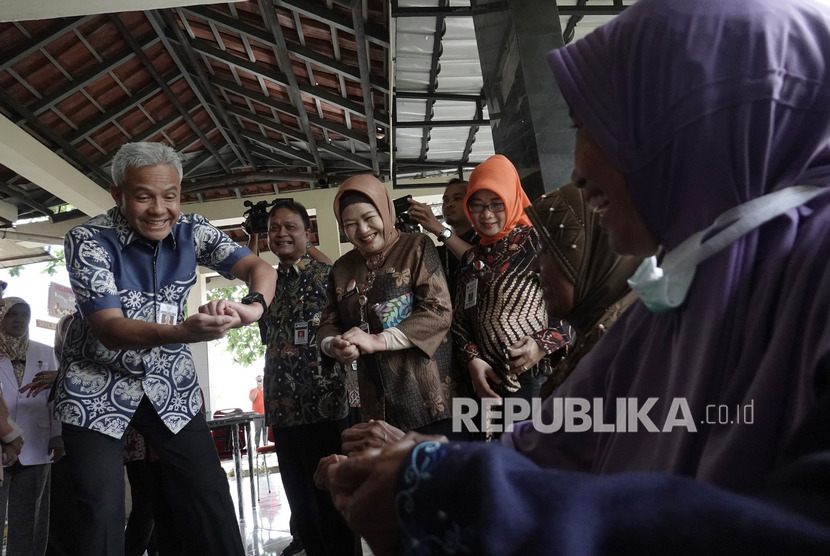 Gubernur Jawa Tengah Ganjar Pranowo (kiri) mengajarkan cara mencuci tangan dengan benar kepada keluarga pasien yang menjalani observasi terkait virus corona di ruang isolasi di RSUD Margono Sukarjo, Purwokerto, Banyumas, Jawa Tengah, Jumat (6/3/2020). Ia ingin lab uji corona ada di Jawa Tengah.
