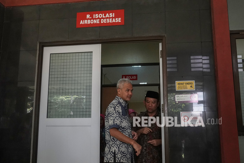 Gubernur Jawa Tengah Ganjar Pranowo (kiri) meninjau ruang isolasi yang akan digunakan untuk menangani pasien virus corona di RSUD Margono Sukarjo, Purwokerto, Banyumas, Jateng, Jumat (6/3/2020).