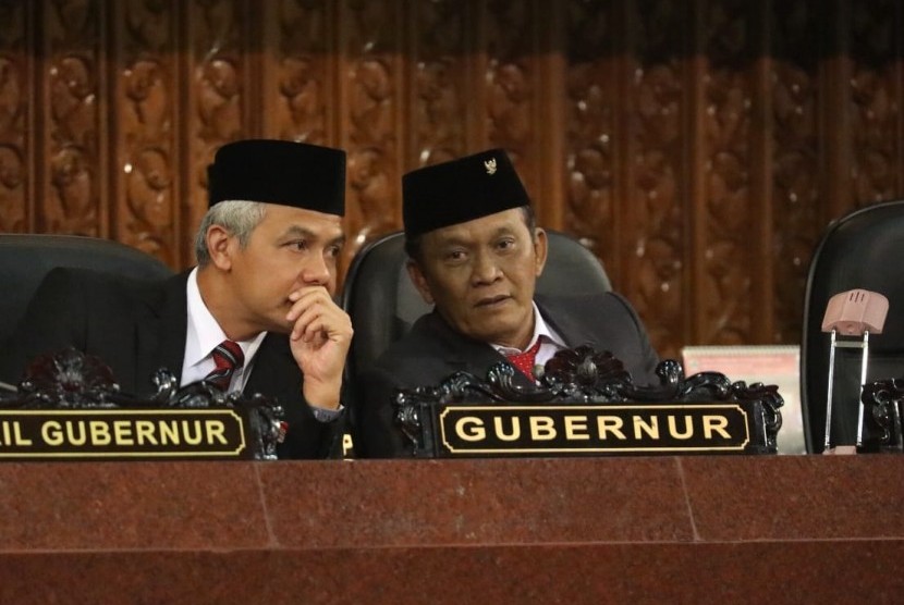 Gubernur Jawa Tengah, Ganjar Pranowo (kiri) terlibat perbincangan dengan  Ketua DPRD Provinsi Jawa Tengah, Bambang Kusriyanto.