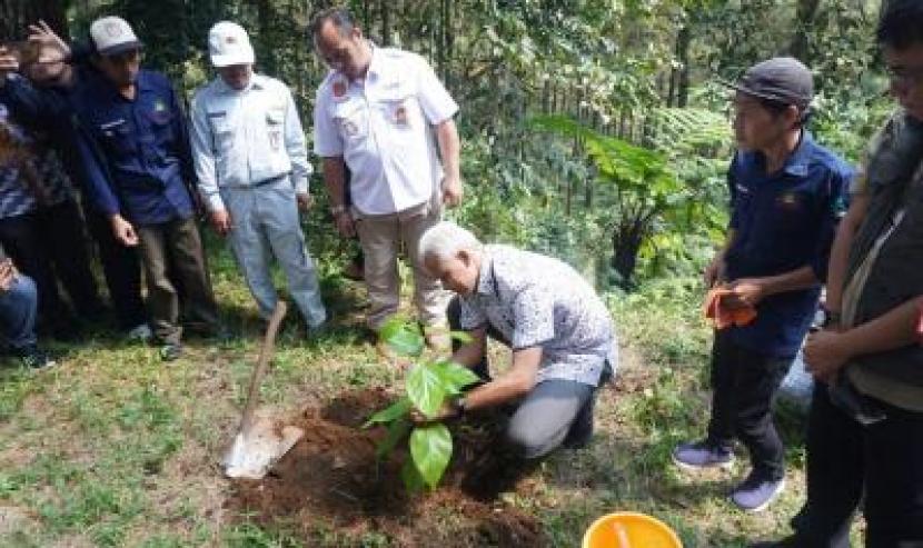Gubernur Jawa Tengah Ganjar Pranowo melakukan kunjungan kerja ke Kabupaten Batang untuk temu penyuluh dan kelompok tani di Sikembang Kecamatan Blado, Kabupaten Batang, Rabu (24/5/2023).