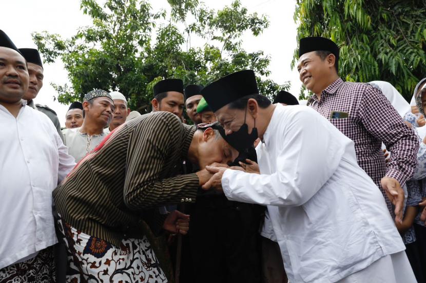 Gubernur Jawa Tengah Ganjar Pranowo melakukan sowan ke Pondok Pesantren (Ponpes) Girikusumo yang terletak di Kecamatan Mranggen, Kabupaten Demak pada Kamis (4/5/2023) siang.