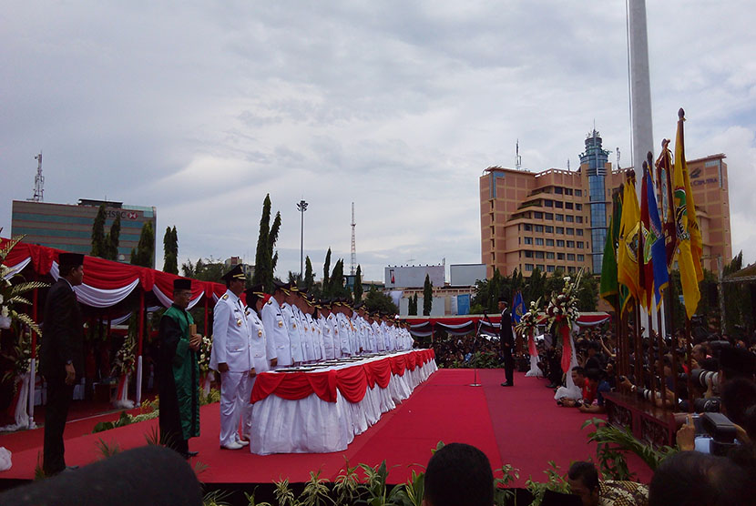 Gubernur Jawa Tengah Ganjar Pranowo melantik 17 pasangan kepala daerah hasil pilkada serentak di lapangan Pancasila, Simpanglima, Kota Semarang, Jawa Tengah, Rabu (17/2)