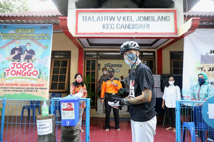 Gubernur Jawa Tengah, Ganjar Pranowo melihat pelaksanaan Jogo Tonggo di lingkungan RW 05 Kelurahan Jomblang, Kecamatan Candisari, Kota Semarang.