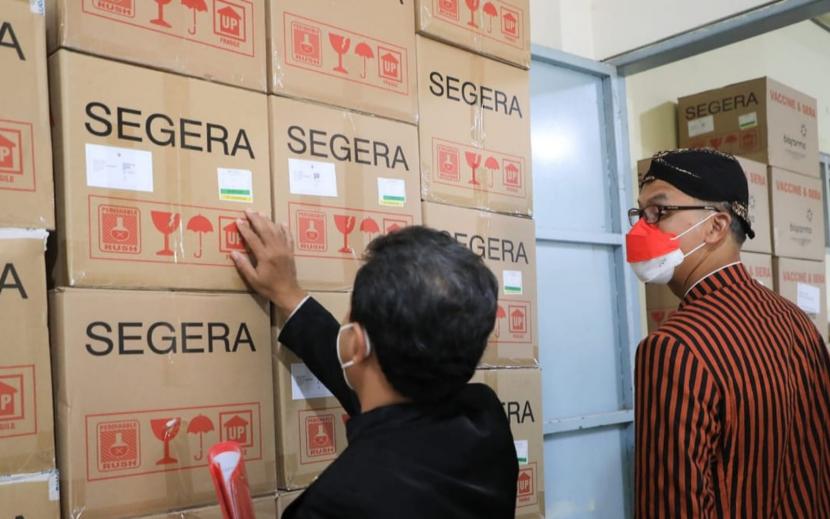 Gubernur Jawa Tengah, Ganjar Pranowo melihat stok vaksin Covid-19 yang ada di gudang milik Dinas Kesehatan Provinsi Jawa Tengah, di kawasan Tambak Aji, Kecamatan Ngaliyan, Kota Semarang, Kamis (6/1).