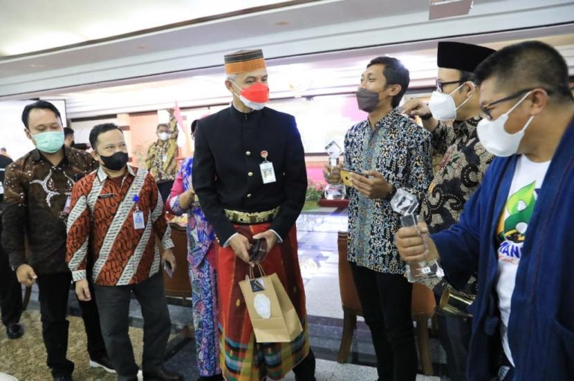 Gubernur Jawa Tengah Ganjar Pranowo memberi penghargaan pada Banyumas yang menjadi Juara 2 Indeks Daya Saing Daerah, Kamis (25/11). 