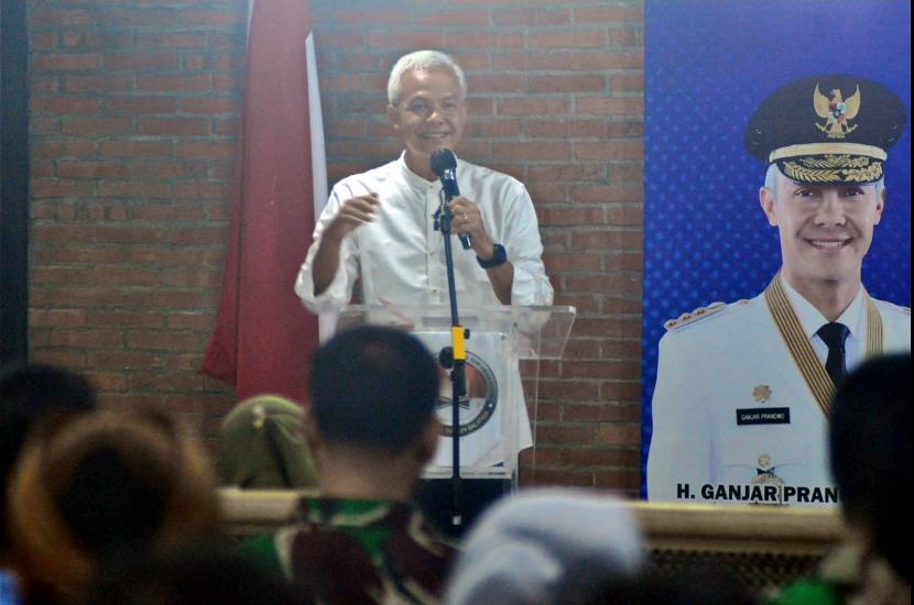 Gubernur Jawa Tengah, Ganjar Pranowo memberikan sambutan pada peresmian SMA Al-Azhar 30 Kota Salatiga, di lingkungan Kumpulrejo, Kecamatan Argomulyo, Kota Salatiga, Jumat (13/6).