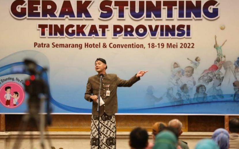 Gubernur Jawa Tengah, Ganjar Pranowo memberikan sambutan saat melantik Tim Penurunan Stunting Jawa Tengah, di Patra Semarang Hotel & Convention, Semarang, Kota Semarang, Jawa Tengah, Kamis (19/5).