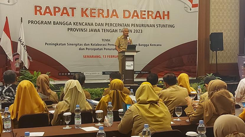   Gubernur Jawa Tengah, Ganjar Pranowo, memberikan sambutan pada acara Rakerda Program Bangga Kencana dan Percepatan Penanganan Stunting Provinsi Jateng 2023’ di Hotel Santika Premiere Semarang, Kota Semarang, Senin (13/2).