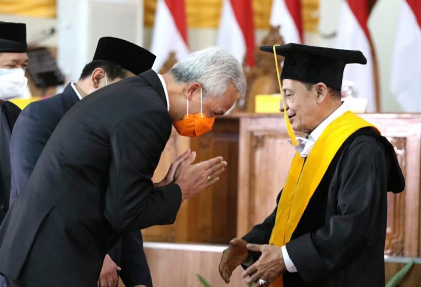 Gubernur Jawa Tengah, Ganjar Pranowo memberikan ucapan selamat kepada Habib Muhammad Luthfi bin Yahya yang menerima penganugerahan Doktor Honoris Causa (HC) bidang Komunikasi Dakwah dan Sejarah Kebangsaan dari Universitas Negeri Semarang (Unnes), Senin (9/11).