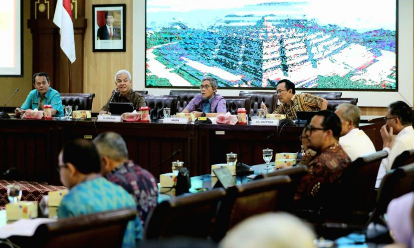  Gubernur Jawa Tengah, Ganjar Pranowo, memimpin Rapat Koordinasi Penanganan Kemiskinan di 17 Kabupaten, yang dilaksanakan di kantor Gubernur Jawa Tengah, di Semarang, Selasa (28/2).