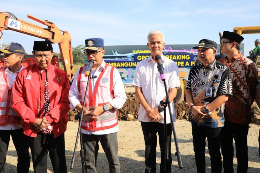 Gubernur Jawa Tengah Ganjar Pranowo, mendampingi Menteri Perhubungan Budi Karya Sumadi melakukan groundbreaking pembangunan Terminal Bus Tipe A di Kabupaten Purworejo.