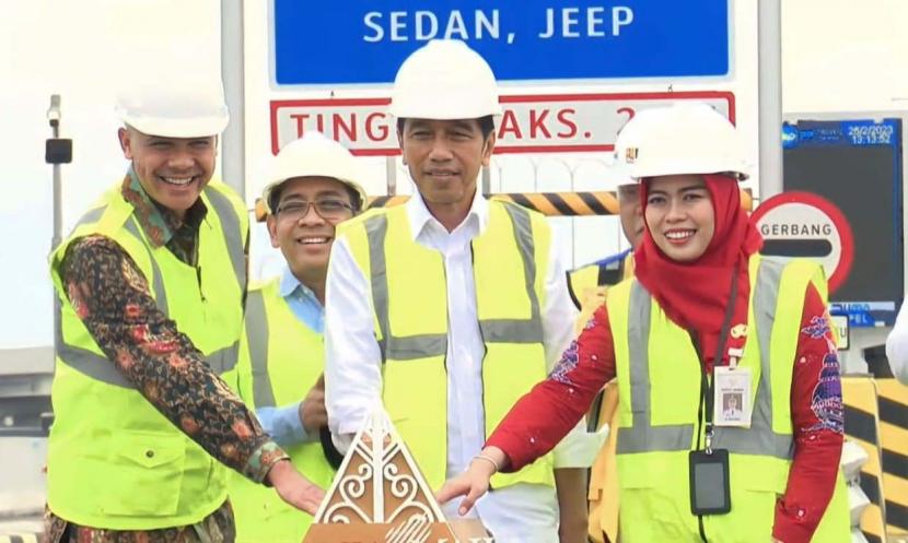 Gubernur Jawa Tengah, Ganjar Pranowo mendampingi Presiden Joko Widodo meresmikan Jalan Tol Semarang- Demak Seksi II, di GT Sayung, Kecamatan Sayung, Kabupaten Demak, Jawa Tengah.