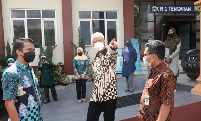 Gubernur Jawa Tengah, Ganjar Pranowo menegur sejumlah guru terkait adanya sejumlah pelanggaran prokes dalam pelaksanaan PTM di SMKN 1 Tengaran, Kecamatan Tengaran, Kabupaten Semarang, Jumat (24/9).