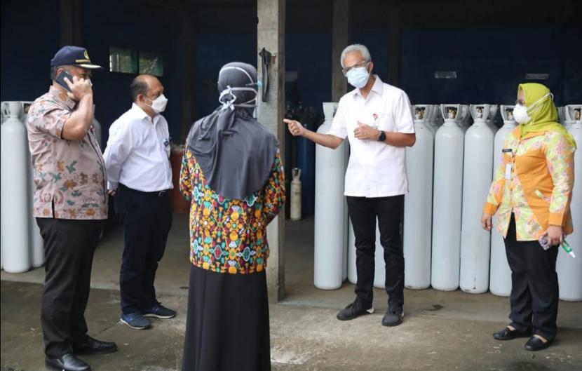 Gubernur Jawa tengah, ganjar Pranowo mengecek langsung persediaan oksigen di Depo PT Samator di kawasan Bawen, Kabupaten Semarang, Selasa (22/6). Ia memastikan meski terjadi lonjkan permintaan oksigen, stok untuk memenuhi kebutuhan rumah sakit masih aman.