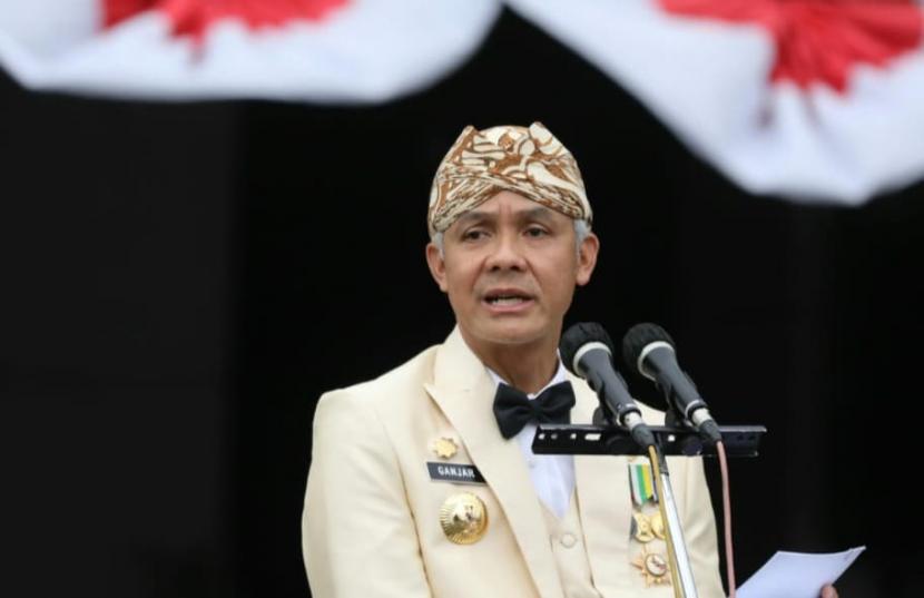 Gubernur Jawa Tengah, Ganjar Pranowo mengenakan busana adat Jawa lengkap, saat menjadi inspektur upacara HUT Jawa Tengah ke-72 yang dilaksanakan di halaman kantor Gubernuran, Senin (15/8).