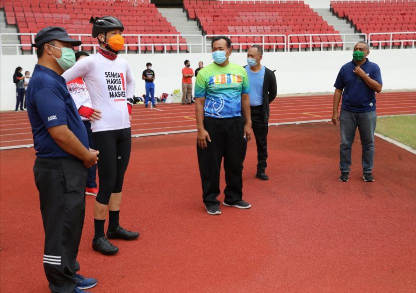 Gubernur Jawa Tengah, Ganjar Pranowo (mengenakan helm bersepeda) saat mendampingi sejumlah pengurus Asprov PSSI Jawa Tengah meninjau berbagai fasilitas Stadion Jatidiri, Semarang, Jumat (8/1).