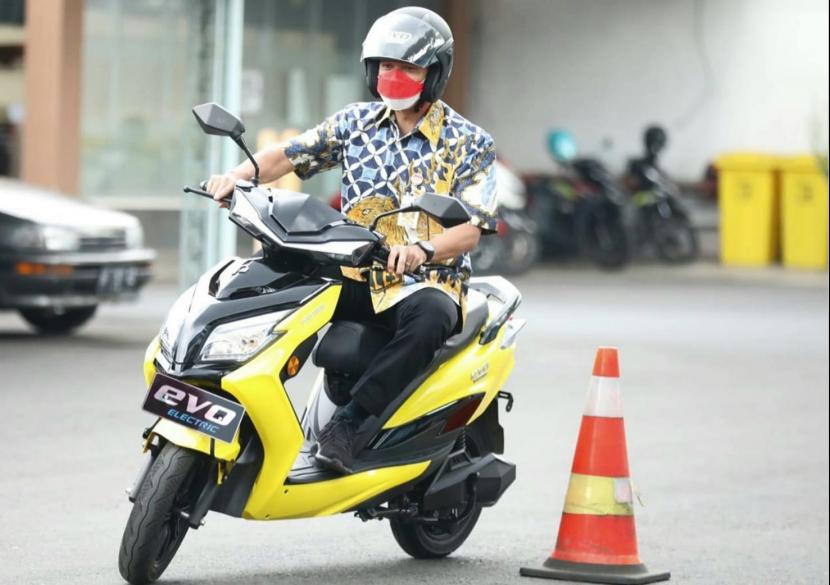 Gubernur Jawa Tengah, Ganjar Pranowo mengendarai Evo, produk sepeda motor listrik yang diproduksi oleh produsen elektronik asal Kudus, Polytron, Rabu (3/11).