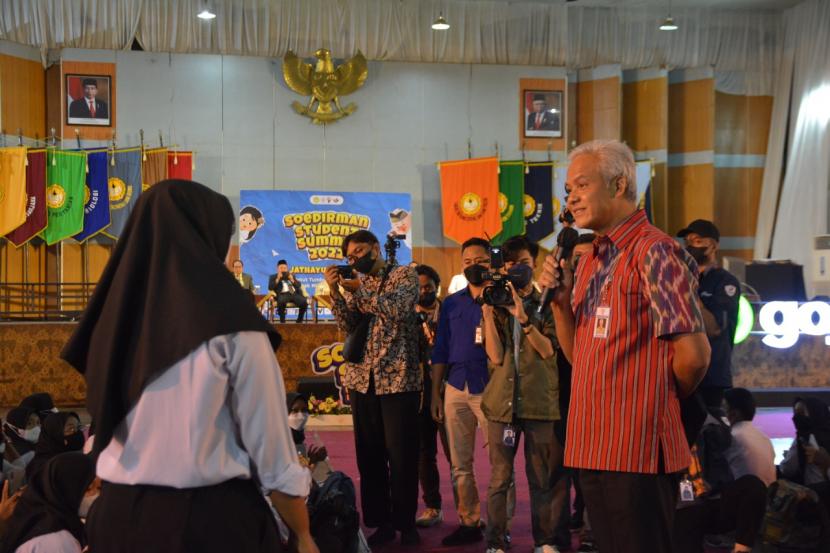 Gubernur Jawa Tengah Ganjar Pranowo menghadiri puncak Ospek Mahasiswa Unsoed, di Kampus Unsoed, Selasa (9/8/22). 