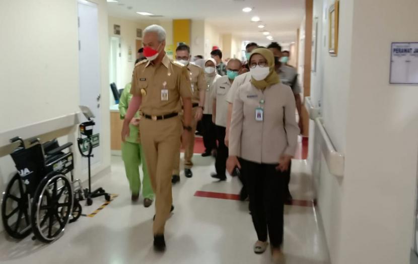 Gubernur Jawa Tengah Ganjar Pranowo meninggalkan ruang perawatan di RSUP dr Kariadi Semarang untuk melakukan peninjauan penanganan pasien Covid-19 di rumah sakit setempat, Senin (7/2). 