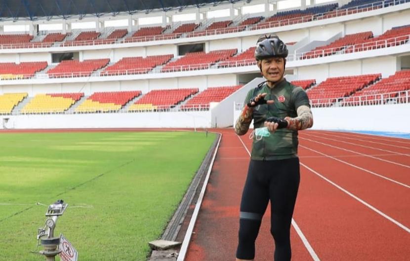 Gubernur Jawa Tengah, Ganjar Pranowo meninjau kondisi di dalam Stadion Jatidiri, Kota semarang  yang masih dalam proses penyelesaian , di sela aktivitas olahraga bersepeda, Jumat (7/1).