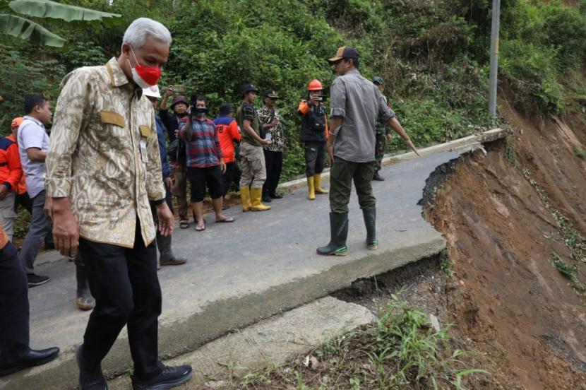 Gubernur Jawa Tengah Ganjar Pranowo meninjau langsung jalan alternatif Banyumas-Brebes di Desa Samudra Kulon, Kecamatan Gumelar, yang putus akibat longsor, Rabu (23/11/2022).