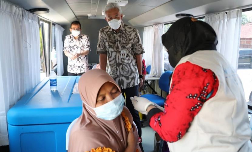 Gubernur Jawa Tengah, Ganjar Pranowo meninjau layanan vaksinasi Covid-19 mobile, di SDN 1 Lajer, Kecamatan Penawangan, Kabupaten Grobogan, Jawa Tengah.