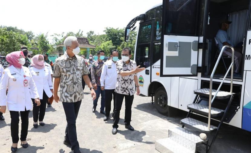 Gubernur Jawa Tengah, Ganjar Pranowo meninjau layanan vaksinasi Covid-19 mobile, di SDN 1 Lajer, Kecamatan Penawangan, Kabupaten Grobogan, Jawa Tengah, Rabu (13/10).