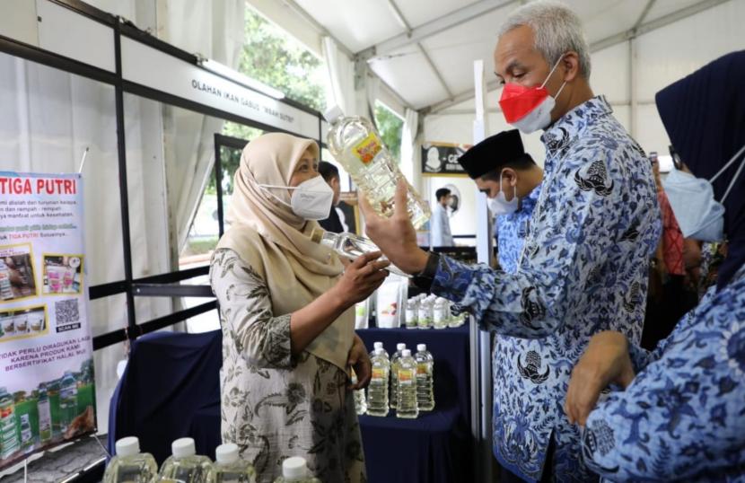 Gubernur Jawa Tengah, Ganjar Pranowo saat meninjau stan UKM usai membuka Ramadan Fest dan UKM Virtual Expo 2022 di Semarang. (ilustrasi)