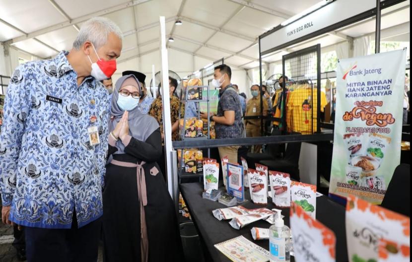 Gubernur Jawa Tengah, Ganjar Pranowo meninjau stan UKM usai membuka Ramadan Fest dan UKM Virtual Expo 2022, yang digelar secara hybrid di halaman Setda Provinsi Jawa Tengah, di Semarang, Senin (18/4).