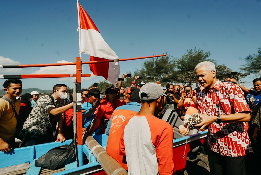 Gubernur Jawa Tengah, Ganjar Pranowo, menjadikan Cilacap sebagai pilot project program perahu listrik dengan mengajak nelayan di sana mengganti perahu berbahan bakar minyak (BBM) ke mesin listrik berbasis baterai. Hal itu Ganjar lakukan sebagai upaya menggenjot program transisi energi.