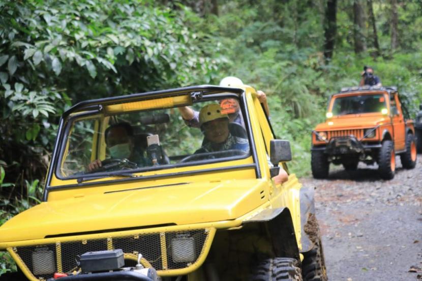 Gubernur Jawa Tengah Ganjar Pranowo menjajal wisata off-road di lereng Gunung Slamet, Banyumas, Ahad (17/7/22). 