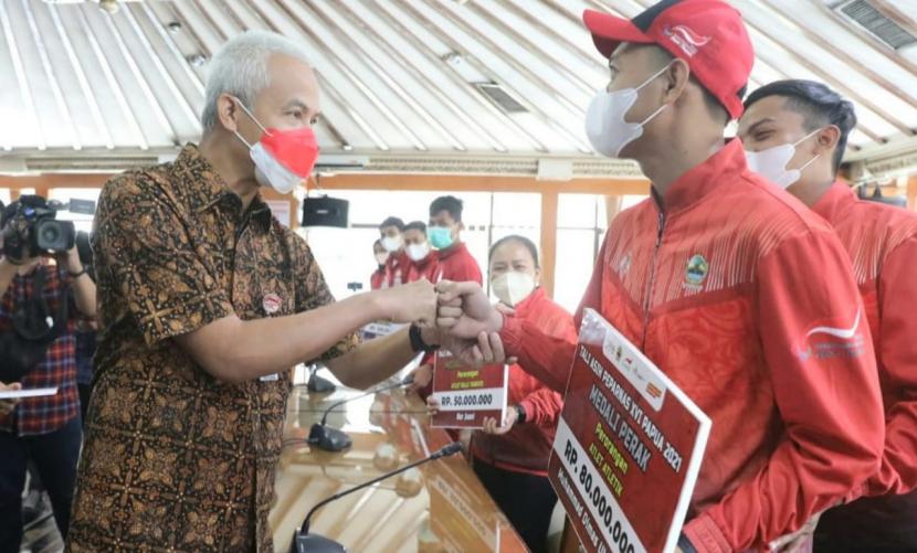 Gubernur Jawa Tengah, Ganjar Pranowo pada penyerahan tali asih sebagai penghargaan kepada atlet difabel dan pelatih yang sukses menyabet medali di Paralympic 2020 Tokyo Jepang dan Peparnas Papua 2021, di Semarang, Rabu (6/4).