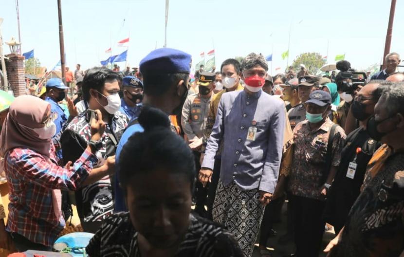 Gubernur Jawa Tengah, Ganjar Pranowo, saat berkunjung ke kampung nelayan Bandengan, Kelurahan Bandengan, Kecamatan/ Kabupaten Kendal, Jawa Tengah, Kamis  (15/9).