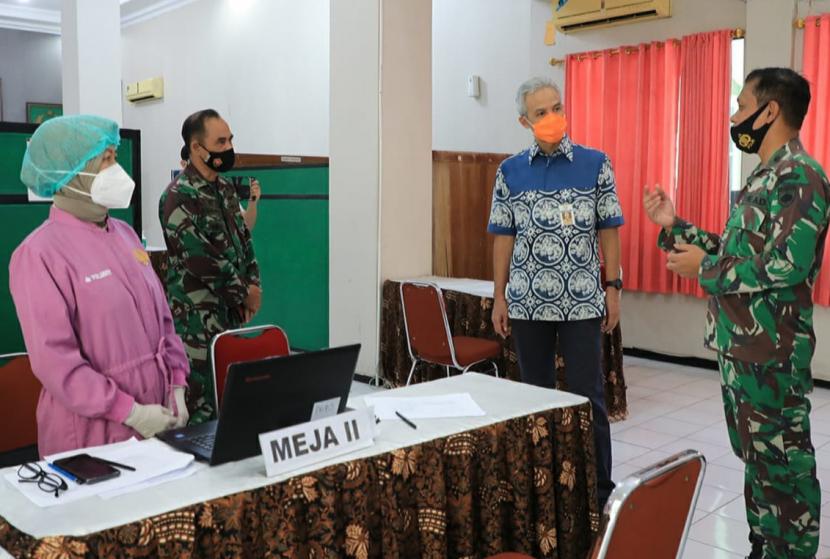 Gubernur Jawa Tengah, Ganjar Pranowo saat melakukan monitoring pelaksanaan vaksinasi kepada anggota TNI non nakes, yang dilaksanakan di RS Bhakti Wiratamtama, Kota Semarang, Rabu (3/3). 