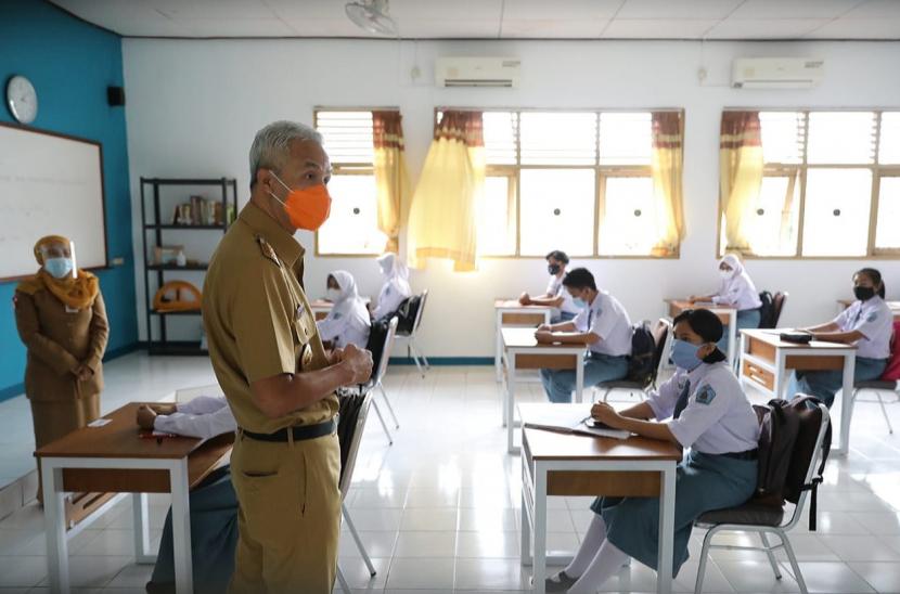 Gubernur Jawa Tengah, Ganjar Pranowo saat melakukan monitoring pelaksanaan uji coba sekolah tatap muka di Kota Semarang dan Kabupaten Semarang, Senin (5/4). Sebanyak 140 sekolah jenjang SMP, SMA, SMK dan MA di Jawa Tengah, mulai hari ini menggelar uji coba sekolah  tatap muka serentak.