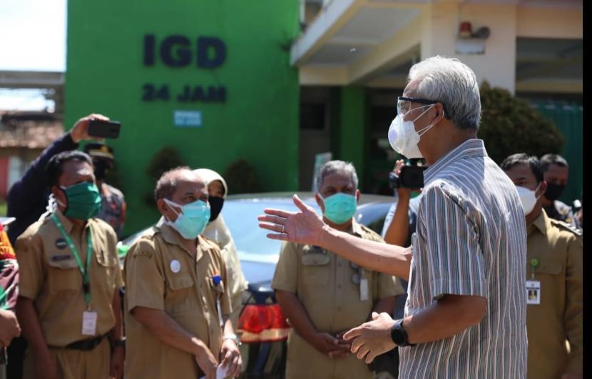 Gubernur Jawa Tengah, Ganjar Pranowo saat melakukan peninjauan kesiapan penanganan Covid-19 di RSUD Batang, Kabupaten Batang, Jawa Tengah, Selasa (29/6).
