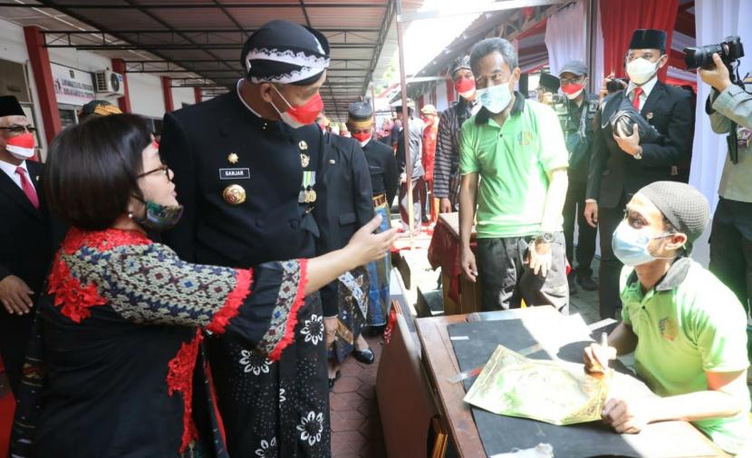 Gubernur Jawa Tengah, Ganjar Pranowo saat melihat hasil karya ketrampilan warga binaan di Lapas Krlas I Kedungpane, Kota Semarang, usai memberikan remisi umum secara simbolis, di lapas ini, Rabu (17/8).