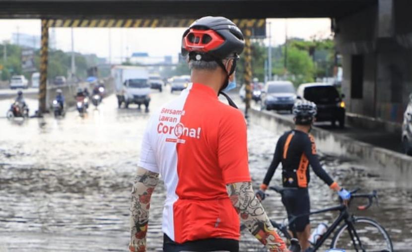 Gubernur Jawa Tengah, Ganjar Pranowo saat memantau genangan banjir di sekitar fly over Kaligawe, Kota Semarang, Senin (3/1). gubernur minta operasional pompa pengendali banjir di kawasan ini dioptimalkan guna mengurangi ketinggian genangan.